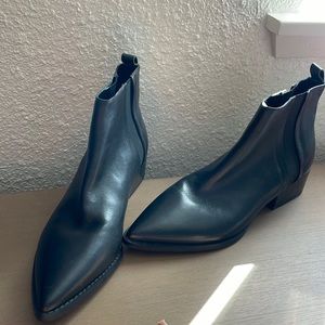 YALE POINTY TOE CHELSEA BOOTIE